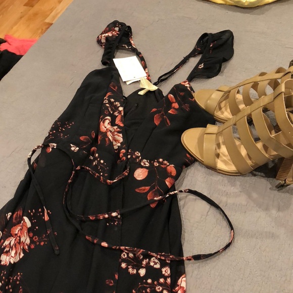 Dresses & Skirts - NWT floral tie dress